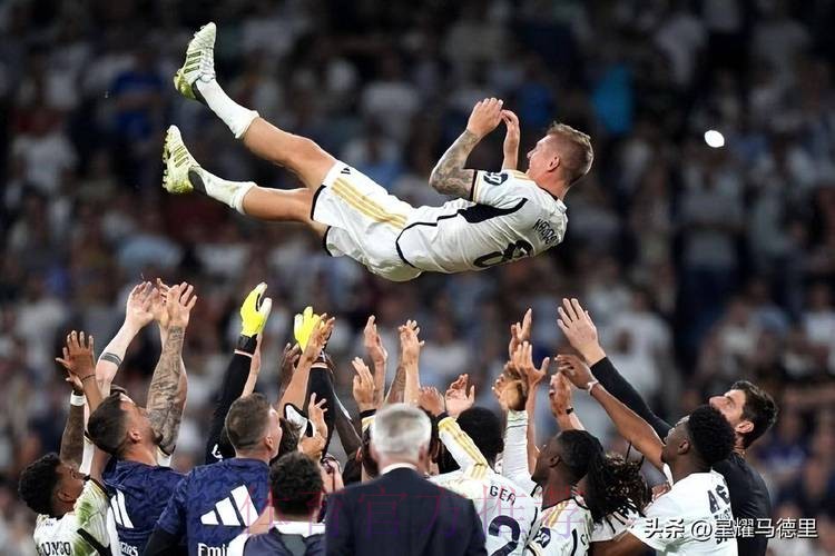 皇马34岁传奇告别伯纳乌!16年夺24冠队友挨个拥抱 皇马34岁传奇告别伯纳乌!16年夺24冠队友挨个拥抱