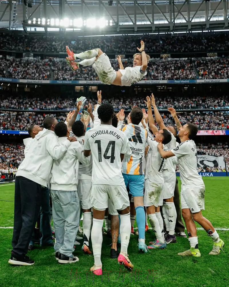 皇马34岁传奇告别伯纳乌!16年夺24冠队友挨个拥抱 皇马34岁传奇告别伯纳乌!16年夺24冠队友挨个拥抱